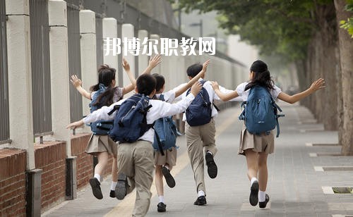 高職院校院校就是高等職業(yè)教育，是專科層次的學(xué)校，一般高職院校都是采取多種形式、多種機(jī)制、多種模式的原則辦學(xué)，實(shí)行學(xué)校推薦、自主擇業(yè)，對(duì)于想要報(bào)考幼師學(xué)校的同學(xué)來說，近來，就有許多家長(zhǎng)在咨詢關(guān)于四川哪些高職院校有幼師學(xué)校?那小編就簡(jiǎn)單給大家介紹一下。如果你有更多疑問，歡迎點(diǎn)擊右側(cè)的咨詢欄與我們交流。  古藺職業(yè)高級(jí)幼兒師范中學(xué)辦學(xué)規(guī)模 教學(xué)總值達(dá)一千多萬元?，F(xiàn)有75個(gè)教學(xué)班，3800多名在校生，170多名教職工。2009年11有集團(tuán)下屬四川金沙江職業(yè)學(xué)院與學(xué)校聯(lián)合辦學(xué)，在校就讀的職高生可轉(zhuǎn)讀，套讀大專。  學(xué)校是古藺縣職業(yè)教育中心，古藺縣農(nóng)民工轉(zhuǎn)移培訓(xùn)中心，市文明單位，市德育工作先進(jìn)集體，市校風(fēng)示范學(xué)校，省校務(wù)公開先進(jìn)集體，省勞務(wù)開發(fā)培訓(xùn)基地，省重點(diǎn)中等職業(yè)學(xué)校，國(guó)家“星火計(jì)劃”科技培訓(xùn)學(xué)校。  古藺職業(yè)高級(jí)幼兒師范中學(xué)育人環(huán)境 學(xué)校實(shí)行開放式教學(xué)、封閉式管理。學(xué)校管理部門齊全，規(guī)章制度完善，辦學(xué)理念先進(jìn)，學(xué)習(xí)風(fēng)氣濃厚，課余活動(dòng)豐富。學(xué)校建設(shè)有校園網(wǎng)，學(xué)生可以隨時(shí)了解國(guó)內(nèi)外大事和查閱各種信息、資料。  古藺職業(yè)高級(jí)幼兒師范中學(xué)教學(xué)設(shè)施 學(xué)校建有三樓一底1200多平方米的綜合實(shí)訓(xùn)大樓。擁有多媒體教室、計(jì)算機(jī)實(shí)作室、多功能電子實(shí)作實(shí)驗(yàn)室、電子電器實(shí)訓(xùn)室、電子拖動(dòng)實(shí)訓(xùn)室、電工操作室、制冷操作室、理化生實(shí)驗(yàn)室、機(jī)械加工實(shí)訓(xùn)室、數(shù)控車床實(shí)作室、鉗焊工實(shí)作室、服裝制作室、繪畫室、階梯教室、練功房等。每間教室裝有廣播、閉路電視。擁有微機(jī)400臺(tái)、鋼琴30多臺(tái)、電動(dòng)縫紉機(jī)100多臺(tái)、實(shí)訓(xùn)電視機(jī)150臺(tái)、電冰箱60臺(tái)、機(jī)床多臺(tái)、彩電示教板、焊機(jī)、采煤工程相關(guān)設(shè)備等各類教學(xué)設(shè)備，總價(jià)值1000多萬元。圖書室藏書4萬冊(cè)，各類報(bào)刊180余種。同時(shí)，擁有各專業(yè)的校外生產(chǎn)實(shí)訓(xùn)基地。  古藺職業(yè)高級(jí)幼兒師范中學(xué)師資力量 學(xué)校有教職工170多人，本科學(xué)歷達(dá)90%以上。有高級(jí)教師39人，中學(xué)一級(jí)教師51人，“雙師型”教師30多人。他們不僅有扎實(shí)的理論功底，而且是技能訓(xùn)練的行家里手。教師有180多篇論文在國(guó)家、省、市級(jí)獲獎(jiǎng)。學(xué)校每年選送多名教師參加國(guó)家級(jí)技能培訓(xùn)，造就了一大批一專多能專業(yè)教師。  上面關(guān)于四川哪些高職院校有幼師學(xué)校，小編給大家介紹了。學(xué)校校園環(huán)境優(yōu)美，設(shè)施齊全，很適合讀書和生活，大家可以參考參考。小編想說的是，幼師不僅僅是一份職業(yè)，更多的是肩負(fù)著愛與責(zé)任，所以大家在校期間一定得認(rèn)真學(xué)習(xí)，才能勝任這份職業(yè)。如有更多報(bào)考專業(yè)或者選擇學(xué)校的問題，歡迎咨詢邦博爾網(wǎng)。
