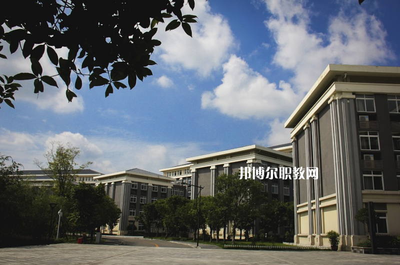 重慶2021年可以讀汽修學校的大專學校