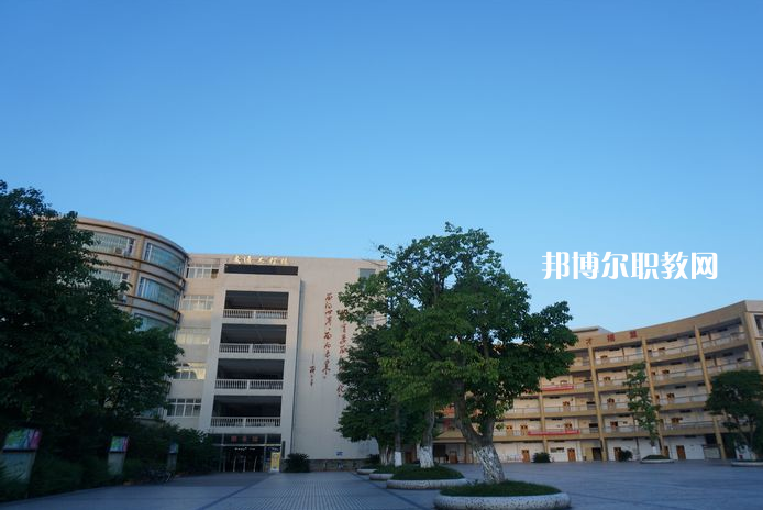 重慶2021年初中生報(bào)什么汽修學(xué)校好