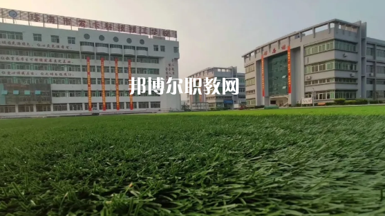 問(wèn)：珠海索卡科技技工學(xué)校怎么樣、好不好?  答:珠海市索卡科技技工學(xué)校是經(jīng)珠海市人力資源和社會(huì)保障局批準(zhǔn)成立，廣東索卡集團(tuán)有限公司創(chuàng)辦的以培養(yǎng)中級(jí)技術(shù)人才為主的全日制中等技工學(xué)校。學(xué)校位于粵港澳大灣區(qū)的珠海市后花園高欄港經(jīng)濟(jì)區(qū)平沙鎮(zhèn)，是2020年珠海市西部地區(qū)僅有的一所中等職業(yè)學(xué)校。學(xué)校被列為廣東省足球協(xié)會(huì)(珠海)培訓(xùn)實(shí)驗(yàn)基地、珠海市新型技能人才培訓(xùn)基地，珠海市國(guó)防與公共安全體驗(yàn)基地。  珠海索卡科技技工學(xué)校就業(yè) 學(xué)校堅(jiān)持校企合作的辦學(xué)思路，采取訂單式的人才培養(yǎng)模式，與省市足協(xié)和部分省內(nèi)外高等院校、眾多優(yōu)質(zhì)企業(yè)建立了校企合作關(guān)系，學(xué)生就業(yè)率保持在100%。索卡集團(tuán)以“體育+旅游”產(chǎn)業(yè)開(kāi)發(fā)為核心，多元化經(jīng)營(yíng)，業(yè)務(wù)覆蓋體育、游艇、教育、酒店、醫(yī)療、康復(fù)康養(yǎng)、產(chǎn)業(yè)科研、商業(yè)運(yùn)營(yíng)、資本投資等領(lǐng)域，2019年正在珠海市平沙鎮(zhèn)投資建設(shè)“索卡國(guó)際足球小鎮(zhèn)”項(xiàng)目，計(jì)劃總投資60億元人民幣。  珠海索卡科技技工學(xué)校 學(xué)校規(guī)劃占地面積205畝，現(xiàn)有建筑面積約3萬(wàn)平方米，環(huán)境優(yōu)美，交通便利，教學(xué)生活設(shè)施齊全，是一所獨(dú)具特色的技工學(xué)校。學(xué)校建有標(biāo)準(zhǔn)足球場(chǎng)、籃球場(chǎng)、排球場(chǎng)、羽毛球場(chǎng)、乒乓球場(chǎng)等活動(dòng)場(chǎng)所。有教學(xué)樓、實(shí)訓(xùn)樓、學(xué)生公寓樓、學(xué)術(shù)報(bào)告廳、學(xué)生社團(tuán)活動(dòng)中心等教育教學(xué)生活場(chǎng)所。  珠海索卡科技技工學(xué)校管理 學(xué)校管理科學(xué)規(guī)范，采取全封閉軍事化管理模式。學(xué)校有一支既能從事理論教學(xué)，又能指導(dǎo)實(shí)訓(xùn)的“雙師型”隊(duì)伍。學(xué)校堅(jiān)持“以就業(yè)為導(dǎo)向、以服務(wù)為宗旨、以質(zhì)量求生存、以管理樹(shù)形象、以特色謀發(fā)展，達(dá)到學(xué)生、家長(zhǎng)、用人單位滿(mǎn)意”的辦學(xué)理念，根據(jù)市場(chǎng)需求，對(duì)接企業(yè)建專(zhuān)業(yè)，對(duì)接崗位設(shè)課程，根據(jù)興趣選專(zhuān)業(yè)，與就業(yè)市場(chǎng)緊密對(duì)接。  我們的起點(diǎn)可能很低，但我們要有扭轉(zhuǎn)局面的能力，努力把自己的成績(jī)提升上去，很多的學(xué)校都是看重統(tǒng)招的分?jǐn)?shù)線的，只有把自己的學(xué)習(xí)提升上了了，你在考試中才能夠游刃有余，一次考試定乾坤，最后選擇有優(yōu)勢(shì)的學(xué)校。