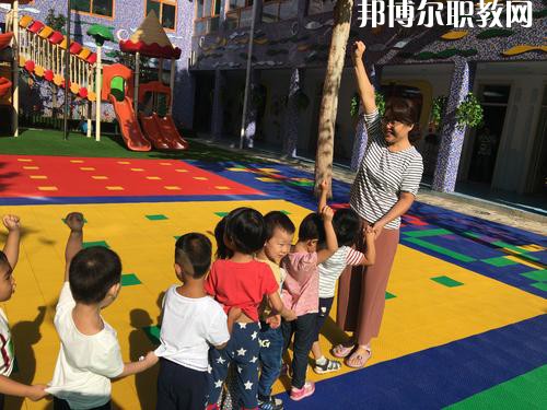隨著我國人口基數(shù)的大幅上漲，我國幼兒園的數(shù)量呈現(xiàn)逐年遞增的趨勢，但符合現(xiàn)在教育標(biāo)準(zhǔn)的專業(yè)性幼兒教師卻少之又少，所以說幼兒教師行業(yè)是現(xiàn)目前非常有發(fā)展前途的行業(yè)之一。近日就有不少同學(xué)咨詢小編關(guān)于成都女生讀幼師學(xué)校學(xué)什么專業(yè)好?女生若是想學(xué)幼師類專業(yè)，可以選擇的專業(yè)方向是很多的，在這里就給大家介紹一下。  學(xué)前教育專業(yè)就業(yè)前景 在早期教育方面，0-3歲是人的一生中發(fā)展最重要的時(shí)期。一個人的學(xué)習(xí)能力的50%是在生命的頭4年中發(fā)展起來的，初生嬰兒的腦發(fā)育比15歲孩子快1000倍。很多思想和智力是在3歲前打下基礎(chǔ)的。0-3歲是嬰幼兒成長的關(guān)鍵期：最初的身體素質(zhì)、智力發(fā)展、個性品質(zhì)的形成于發(fā)展都是從這里開始的。越來越多的家長開始接受并重視早期教育，早期教育在我國經(jīng)過10余年的發(fā)展已經(jīng)形成相當(dāng)?shù)囊?guī)模，不僅是大城市，就算是三、四線城市也隨處可見大大小小的“親子園”“親子中心”“早教中心”等早教機(jī)構(gòu)，但專業(yè)的早期教育師資嚴(yán)重不足。  學(xué)前教育專業(yè)就業(yè)崗位 1、教師或兒童顧問;  2、兒童發(fā)展評估和指導(dǎo)人員、兒童教育和衛(wèi)生發(fā)展政策制定者、兒童教育咨詢專家——在有關(guān)政府機(jī)關(guān)、各大醫(yī)院的兒科門診工作;  3、兒童專欄節(jié)目采編人員——在報(bào)社、雜志社、電臺電視臺等媒體工作;  4、各類兒童用品開發(fā)的專業(yè)顧問或市場調(diào)查和分析專業(yè)人士等。  幼師專業(yè)介紹 培養(yǎng)目標(biāo)：本專業(yè)培養(yǎng)熱愛幼兒教育事業(yè)，能適應(yīng)幼兒教育改革與發(fā)展的需要，關(guān)愛幼兒，有良好的師德、寬厚的科學(xué)文化知識和扎實(shí)的學(xué)前教育專業(yè)理論，具有過硬的專業(yè)技能、教育能力及教育研究的意識和能力，綜合素質(zhì)高，能在托幼機(jī)構(gòu)從事0-6歲保教、管理工作的幼兒教師。  核心課程：舞蹈，視唱，琴法，樂理，聲樂，美術(shù)，鍵盤和聲與伴奏，幼兒歌曲伴奏，玩教具制作，教師口語，教師禮儀，幼兒游戲與主持，幼兒教育學(xué)，兒童文學(xué)，幼兒衛(wèi)生與保健，幼兒心里學(xué)，幼師英語，珠心算等。  女生讀學(xué)前教育怎么樣 學(xué)前教育前景不錯，對女孩來說尤其是不錯的選擇。特別是有品牌的幼兒園，十分吃香。  隨著我國幼教事業(yè)的迅速發(fā)展，對于幼兒教師和管理人員的需求驟增，幼師專業(yè)的畢業(yè)生供不應(yīng)求。盡管今年來全國各地一些院校增建了學(xué)前教育專業(yè)來培養(yǎng)幼兒教師，仍然不能滿足整個社會的需求。  國家中長期教育改革和發(fā)展規(guī)劃綱要(2010-2020年)中指出，到2020年，普及學(xué)前一年教育，基本普及學(xué)前兩年教育，重視0至3歲嬰幼兒教育。大力發(fā)展公辦幼兒園，積極扶持民辦幼兒園。嚴(yán)格執(zhí)行幼兒教師資格標(biāo)準(zhǔn)，依法落實(shí)幼兒教師地位和待遇。  上面關(guān)于成都女生讀幼師學(xué)校學(xué)什么專業(yè)好，小編給大家介紹了。幼教專業(yè)現(xiàn)在已經(jīng)成為了當(dāng)代女生選擇的熱門的教育行業(yè)之一。因?yàn)橛讕熓呛⒆映砷L關(guān)鍵的存在，越來越多的孩子需要受到教育，幼兒教師在今后的道路是很寬廣的。對于女生來說，幼師專業(yè)還是不錯的，因?yàn)閷韽氖鹿ぷ魃蠒性S多優(yōu)勢，比較好就業(yè)。