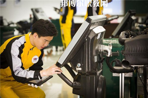 如今，汽修行業(yè)成為了當(dāng)下最熱門(mén)的行業(yè)，這已經(jīng)是一個(gè)不爭(zhēng)的事實(shí)了，很多汽修企業(yè)都需要經(jīng)驗(yàn)豐富的優(yōu)秀人才，汽修人才缺口很大，這使很多學(xué)生都想報(bào)考汽修學(xué)校，近日就有同學(xué)咨詢小編關(guān)于成都設(shè)有汽修學(xué)校的公辦大專學(xué)校?成都有很多公辦大專學(xué)校都開(kāi)設(shè)了汽修類相關(guān)專業(yè)，在這里小編就給大家簡(jiǎn)單介紹一下。  成都紡織高等?？茖W(xué)校辦學(xué)性質(zhì)：公辦大學(xué)  成都紡織高等?？茖W(xué)校簡(jiǎn)介 成都紡織高等?？茖W(xué)校是四川省政府舉辦的全日制普通高等學(xué)校，直屬四川省教育廳，是中國(guó)西南地區(qū)唯一獨(dú)立建制的紡織類高等學(xué)校，國(guó)家骨干高等職業(yè)院校建設(shè)單位、四川省首批示范性高等職業(yè)院校建設(shè)單位。  學(xué)校地處四川省成都市犀浦鎮(zhèn)，校園面積616畝，原成都市世界樂(lè)園已改建成為學(xué)校北苑校區(qū)。學(xué)校環(huán)境優(yōu)美，交通便利，設(shè)施優(yōu)良，成灌高鐵、成都地鐵2號(hào)線可達(dá)學(xué)校。  成都紡織高等?？茖W(xué)校歷史沿革 學(xué)校前身為創(chuàng)立于1939年的國(guó)立中央技藝專科學(xué)校，秉承“服務(wù)紡織、服務(wù)社會(huì)、服務(wù)學(xué)生、服務(wù)人民”的辦學(xué)理念和培養(yǎng)具有“工程師之素養(yǎng)、技工之身手”的育人傳統(tǒng)，艱苦奮斗，薪火相傳，形成了“敬業(yè)奉獻(xiàn)、民主和諧、自強(qiáng)不息、追求卓越”的學(xué)校精神、“德修于正、學(xué)究于行”的校訓(xùn)、“團(tuán)結(jié)、勤奮、求實(shí)、創(chuàng)新”的校風(fēng)、“范、勤、嚴(yán)、愛(ài)”的教風(fēng)、“好學(xué)、善問(wèn)、勤思、篤行”的學(xué)風(fēng)。  改革開(kāi)放以來(lái)，學(xué)校緊緊抓住我國(guó)經(jīng)濟(jì)社會(huì)和高等教育快速發(fā)展的歷史機(jī)遇，深化改革、銳意進(jìn)取、科學(xué)發(fā)展，辦學(xué)條件不斷改善，辦學(xué)水平顯著提高，為區(qū)域經(jīng)濟(jì)社會(huì)發(fā)展和我國(guó)紡織產(chǎn)業(yè)的發(fā)展做出了應(yīng)有貢獻(xiàn)。  成都紡織高等?？茖W(xué)校汽車檢測(cè)與維修技術(shù)專業(yè) 培養(yǎng)目標(biāo)：本專業(yè)培養(yǎng)適應(yīng)社會(huì)主義市場(chǎng)經(jīng)濟(jì)發(fā)展需要的、具有良好專業(yè)素質(zhì)和職業(yè)技能的從事汽車檢測(cè)、維修及相關(guān)工作的高素質(zhì)、高技能工程應(yīng)用型人才。  主要課程：工程制圖、機(jī)械基礎(chǔ)、液壓氣動(dòng)技術(shù)、發(fā)動(dòng)機(jī)與汽車?yán)碚?、電工與電子技術(shù)基礎(chǔ)、汽車發(fā)動(dòng)機(jī)構(gòu)造與維修、汽車底盤(pán)構(gòu)造與維修、汽車故障診斷與維修、汽車電氣設(shè)備構(gòu)造與維修、汽車專項(xiàng)高級(jí)技能與訓(xùn)練。  專業(yè)師資：教授2人、副教授5人、講師10人、工程師3人、技師3人。  教學(xué)成果：參加四川省汽車維修與故障診斷技能大賽二等獎(jiǎng);發(fā)表科研論文12篇。  就業(yè)情況：畢業(yè)生主要面向汽車維修及其它汽車服務(wù)業(yè)從事汽車檢測(cè)、維修及相關(guān)技術(shù)服務(wù)工作。  就業(yè)率近5年保持在95%以上，畢業(yè)后半年平均收入3094元/月、專業(yè)相關(guān)度71%。  上面關(guān)于成都設(shè)有汽修學(xué)校的公辦大專學(xué)校，小編簡(jiǎn)單的介紹了，公辦學(xué)校的優(yōu)勢(shì)在于，在收費(fèi)和政府支持上有一定的優(yōu)勢(shì)，無(wú)論你上的是公辦學(xué)校還是民辦學(xué)校，同學(xué)們都要記住，重要的不是你上的是什么學(xué)校，而是你真正能在學(xué)校學(xué)到些什么東西，這才是最重要的事情。