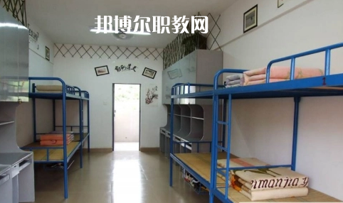 貴定縣技工學校報名條件、招生要求、招生對象是什么要求呢?每一個學校在招收學生的時候都是會有自己的要求的，同學們在找學校的時候也特別的擔心自己能不能符合到學校，小編就遇到很多這樣的學生來問，為了幫助同學們了解，小編就來整理一下學校這方面的要求。  貴定縣技工學校招生對象和條件 具有本縣戶籍井且參加當年中招考試，品德合格、身體健康，自愿報名的應屆初中畢業(yè)生     貴定縣技工學校錄取方式 根據(jù)當年高中錄取分數(shù)線下浮50分以內，錄滿名額為止。  貴定縣技工學校就讀形式 第一學年在貴定職校就讀，開設普通高中一年級課程，適當增加職業(yè)技能基礎課。一年后通過參加由貴定一中統(tǒng)一組織的選拔考試，按比例分流到貴定一中就讀。也可根據(jù)自己的意向選擇我校專業(yè)就讀，走技能成才之路，通過備考后報讀高職院校。  貴定縣技工學校校企合作 為貫徹落實好國家關于加強東西部扶貧協(xié)作的要求，進一步加強職業(yè)教育東西協(xié)作，發(fā)揮職業(yè)教育助推脫貧攻堅的重要作用。5月7日，副縣長荊茂團、政府辦副主任韋凱倫、扶貧辦副主任蔡健一行，來到貴定職校開展關于廣州市南沙區(qū)“美的集團”專項結對幫扶調研會議，貴定縣人力資源和社會保障局副局長、黨組副書記、貴定職校校長周傳德同志、副校長羅連慧等參加了會議。  會上，荊茂團副縣長首先指出：要貫徹好國家“東西協(xié)作”的要求，落實好東部地區(qū)幫助西部地區(qū)盡快實現(xiàn)全面脫貧的工作，他強調，在職業(yè)教育上解決學生就業(yè)問題是關鍵。他還向貴定職校校長周傳德同志提出希望：希望貴定職校能輸送專業(yè)性強的學生到廣州市南沙區(qū)“美的集團”工作，解決學生就業(yè)難的問題。隨后，周校長向荊副縣長匯報了我校當前面臨的**困難是缺乏專業(yè)教師和教學設施設備，希望廣州方面能夠給予幫助。  荊副縣長立即表示：廣州市南沙區(qū)“美的集團”會派相關的專業(yè)人員到貴定職校進行培訓和指導，并希望我校派出相關專業(yè)教師到美的集團進行交流學習，目的是加快校企合作的廣度與深度，促進教學、師資隊伍質量的全面提升，提高就業(yè)簽約率與對口率;如果我校與“美的集團”確定校企合作關系后，“美的集團”將會給學校提供相關的專業(yè)設施設備，開展師資能力培訓等，以提高專業(yè)的教育教學質量，真正實現(xiàn)“一人就業(yè)、全家脫貧”。  小編為同學們整理了關于學校的招生條件這些，實際上正常畢業(yè)的同學基本都是可以就讀的，只是在學習專業(yè)的時候同學們需要慎重一點，有的專業(yè)是有專業(yè)要求的，那個就必須符合，因為關系到今后的就業(yè)的情況的，小編建議同學們如果確實是要就讀職校的話都要提前一點選擇好。