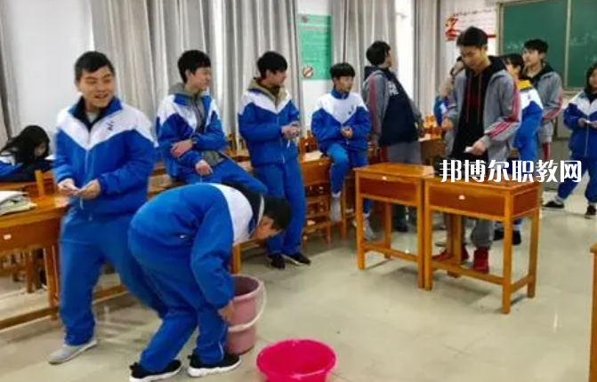 貴陽市經(jīng)濟貿(mào)易中等專業(yè)學校2022年學費、收費多少