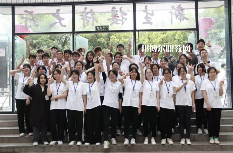 重慶人文藝術(shù)職業(yè)學(xué)校2022年招生辦聯(lián)系電話(huà)