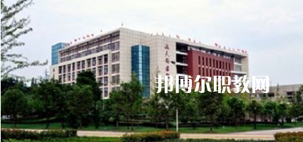 瀘州醫(yī)學院衛(wèi)生學校2022年學費、收費多少