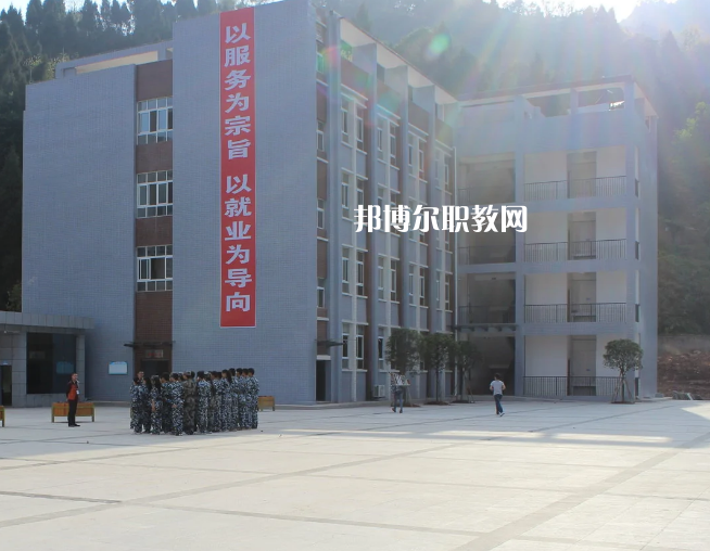 在填報(bào)學(xué)校之前應(yīng)該與學(xué)校的老師多多溝通，