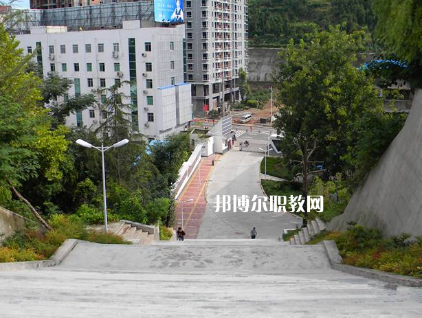 祿勸職業(yè)高級(jí)中學(xué)2022年招生辦聯(lián)系電話(huà)