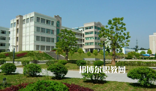 云南工業(yè)高級(jí)技工學(xué)校2022年招生辦聯(lián)系電話