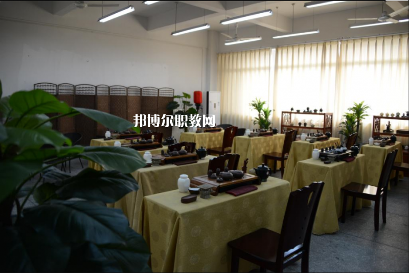 重慶工藝美術(shù)學(xué)校2022年學(xué)費、收費多少