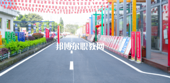 重慶新華電腦學(xué)校地址在哪里，哪個地區(qū)，哪個城市?