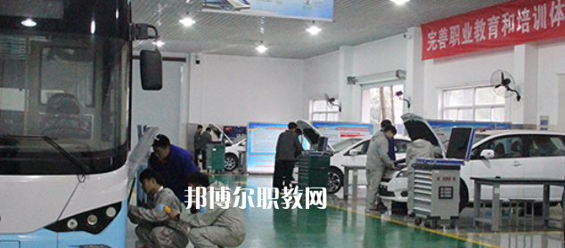 南京市公用事業(yè)技工學(xué)校地址在哪里，哪個(gè)地區(qū)，哪個(gè)城市?