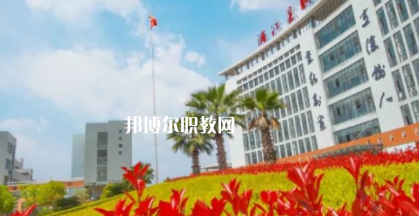 浦江縣職業(yè)技術(shù)學(xué)校招生計(jì)劃人數(shù)根據(jù)專業(yè)不同，計(jì)劃也是不同的，例如：幼兒保育招生40人，學(xué)前教育招生57人，普職融通招生150人，工藝美術(shù)招生150人，淘寶美工招生40人，等等，邦博爾小編為大家整理了浦江縣職業(yè)技術(shù)學(xué)校招生計(jì)劃人數(shù)詳細(xì)內(nèi)容，信息僅供參考，如有變動，以學(xué)校官方最新消息為準(zhǔn)。  一、浦江縣職業(yè)技術(shù)學(xué)校招生計(jì)劃一覽表 二、浦江縣職業(yè)技術(shù)學(xué)校招生情況 1、浦江縣職業(yè)技術(shù)學(xué)校招生條件、要求  遵紀(jì)守法、熱愛勞動、文明禮貌、樸實(shí)誠信;  無疾病、無傳染病、無慢性病史、無犯罪史、無嚴(yán)重違紀(jì)史;  身體健康，學(xué)生品行端正。  2、浦江縣職業(yè)技術(shù)學(xué)校招生對象  招收應(yīng)屆、歷屆初中畢業(yè)及以上文化程度的學(xué)生  三、浦江縣職業(yè)技術(shù)學(xué)校簡介 學(xué)校有全國職教名師、省特級教師、大師名家、省市教壇新秀、省技術(shù)能手、市學(xué)科帶頭人40多人。智慧校園管理系統(tǒng)、體育館、圖書館、電子閱覽室、校內(nèi)外實(shí)訓(xùn)基地等，教學(xué)設(shè)施一應(yīng)俱全。  學(xué)校設(shè)有浦江縣職業(yè)技能培訓(xùn)中心和職業(yè)技能鑒定中心。  四、浦江縣職業(yè)技術(shù)學(xué)?？诒?校友評價(jià)：浦江縣職業(yè)技術(shù)學(xué)校辦學(xué)特色鮮明，教學(xué)設(shè)施一應(yīng)俱全，為本地經(jīng)濟(jì)建設(shè)和社會發(fā)展培養(yǎng)高技能人才。  校友評價(jià)：浦江縣職業(yè)技術(shù)學(xué)校教學(xué)設(shè)備比較齊全，老師工作認(rèn)真，領(lǐng)導(dǎo)班子心齊。
