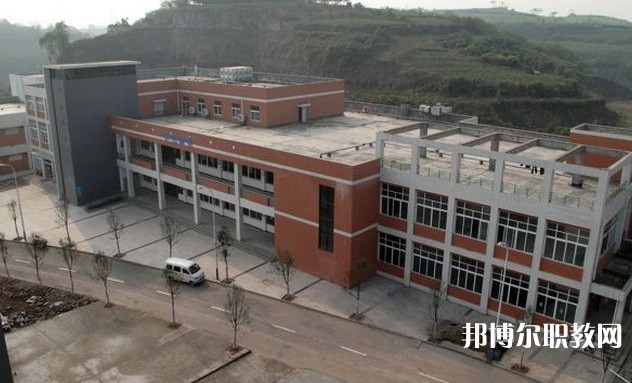 自貢2025年鐵路學校中專升大?？际裁? width=