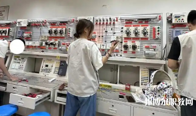 四川2025年讀電工學(xué)?？梢钥即髮W(xué)嗎